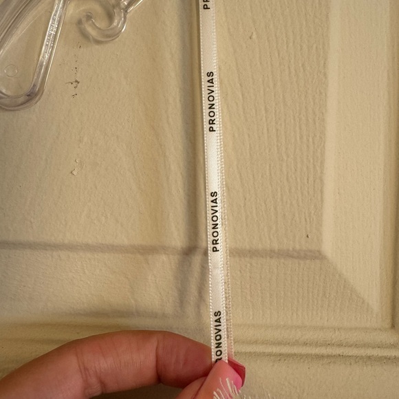 STUNNING Pronovias Wedding Dress Size 4 with alterations - Picture 10 of 14